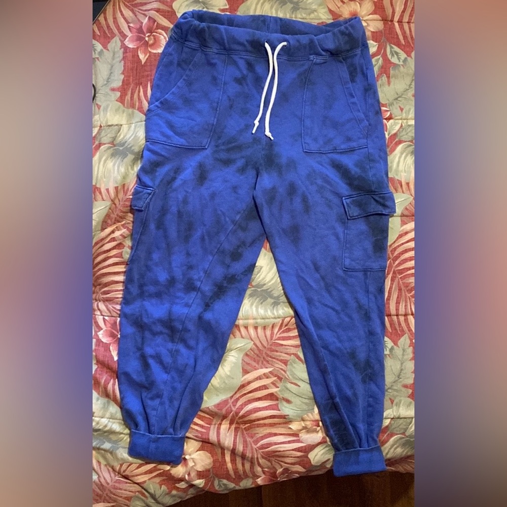 Woman’s No Boundaries Double pocketed tie-dye sweatpants